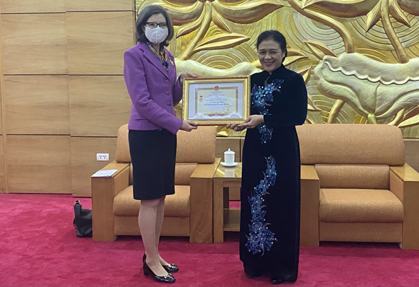 加拿大驻越南大使荣获越南“致力于各民族和平友谊”纪念章 ảnh 1 加拿大驻越南大使荣获越南“致力于各民族和平友谊”纪念章 ảnh 1