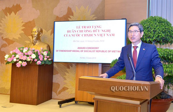 越南向韩越议员友好小组主席金贺勇授予友谊勋章 ảnh 2 越南向韩越议员友好小组主席金贺勇授予友谊勋章 ảnh 2