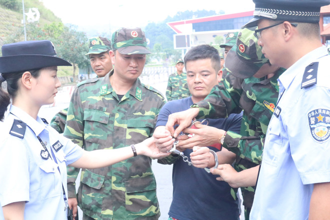 越南警方向中国警方移交4名中国籍通缉在逃犯 ảnh 1