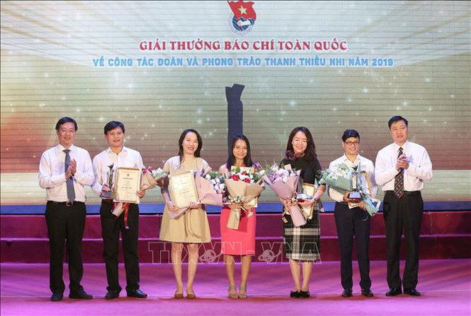 2019年共青团工作和青少年活动全国新闻奖颁奖仪式在河内举行 ảnh 1