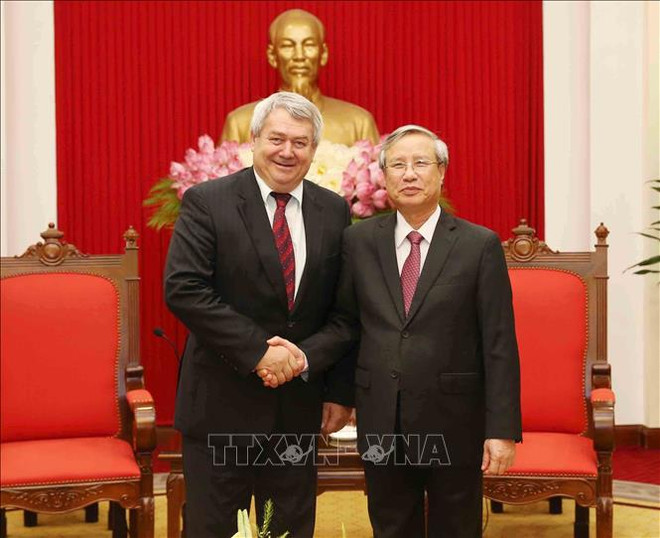 越共中央书记处常务书记陈国旺会见捷克和摩拉维亚共产党主席菲利普 ảnh 1 越共中央书记处常务书记陈国旺会见捷克和摩拉维亚共产党主席菲利普 ảnh 1