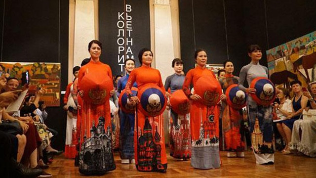 越南丝绸奥戴亮相莫斯科 ảnh 1