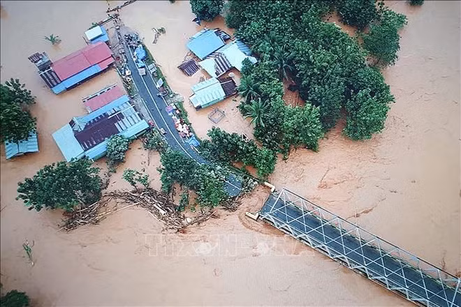 印尼多地遭受洪水和泥石流灾害 ảnh 1