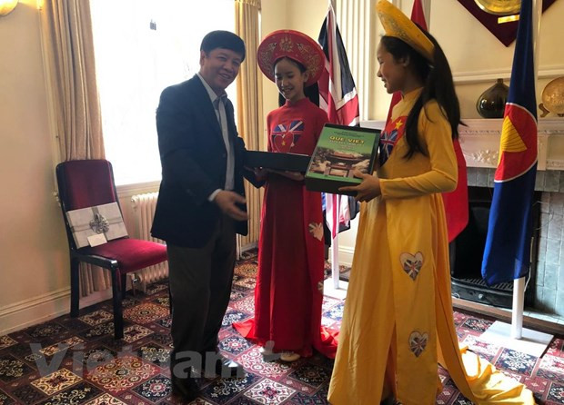 海外越南人国家委员会代表团访问英国 ảnh 1 海外越南人国家委员会代表团访问英国 ảnh 1