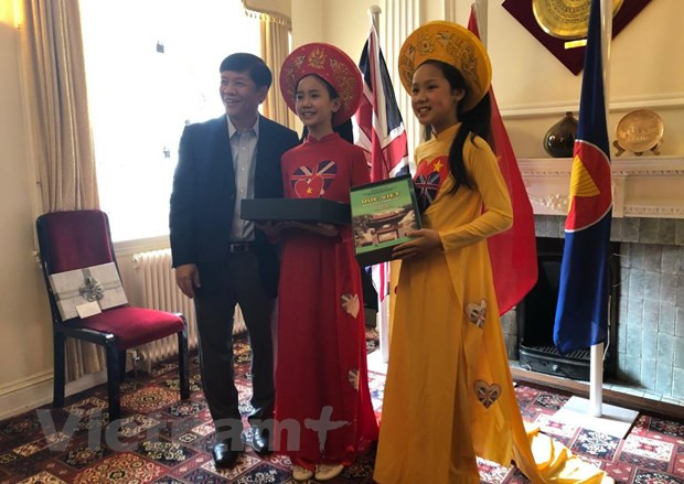 海外越南人国家委员会代表团访问英国 ảnh 2 海外越南人国家委员会代表团访问英国 ảnh 2