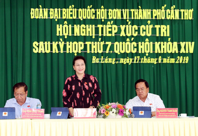 国会主席阮氏金银与芹苴市选民面对面交流 ảnh 1 国会主席阮氏金银与芹苴市选民面对面交流 ảnh 1