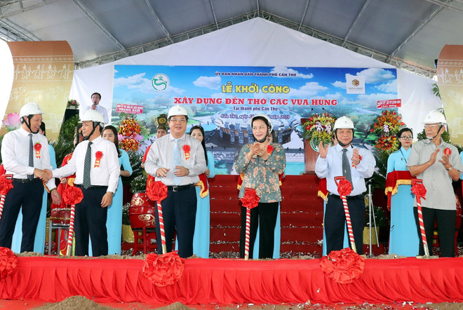 国会主席阮氏金银在芹苴市继续开展选民接待活动 ảnh 3