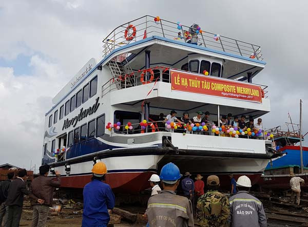 岘港市首艘复合材料双体游船成功下水 ảnh 1