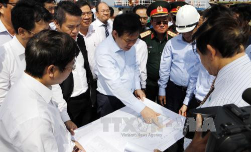 越南政府副总理王廷惠视察芹苴市各港口 ảnh 1 越南政府副总理王廷惠视察芹苴市各港口 ảnh 1