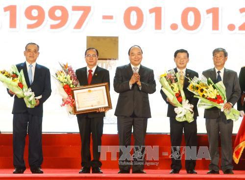 越南政府总理阮春福出席平阳省建省20周年纪念典礼 ảnh 1 越南政府总理阮春福出席平阳省建省20周年纪念典礼 ảnh 1