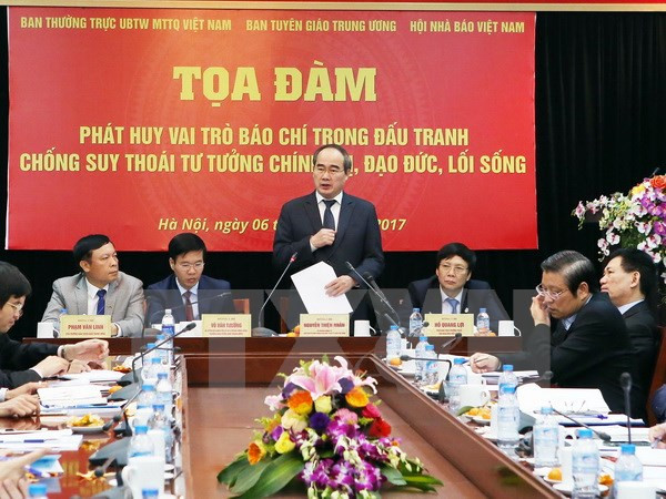 “发挥新闻媒体对打击政治思想蜕化、品德变质、生活方式变坏等现象的作用”座谈会在河内举行 ảnh 1 “发挥新闻媒体对打击政治思想蜕化、品德变质、生活方式变坏等现象的作用”座谈会在河内举行 ảnh 1