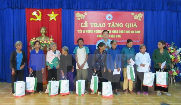 为贫困者及橙色剂受害者欢度 2017丁酉鸡年春节送上温暖 ảnh 1 为贫困者及橙色剂受害者欢度 2017丁酉鸡年春节送上温暖 ảnh 1