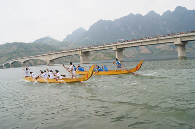 恢复芒勒市镇赛船节保护民族文化价值 ảnh 1 恢复芒勒市镇赛船节保护民族文化价值 ảnh 1