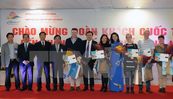 胡志明市接待2017年首批国际游客 ảnh 1