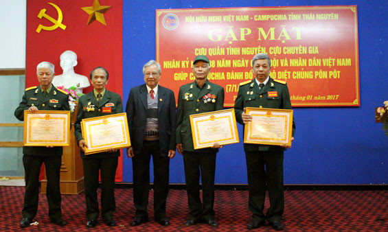 越南军队和人民协助柬埔寨摆脱种族灭绝制度38周年见面会在太原省举行 ảnh 1