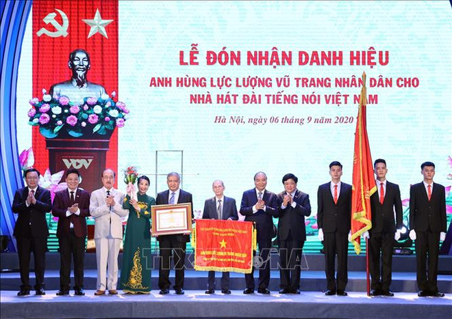 阮春福总理出席越南之声广播电台台庆75周年纪念典礼 ảnh 1 阮春福总理出席越南之声广播电台台庆75周年纪念典礼 ảnh 1
