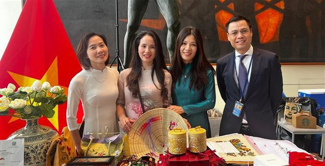 越南特色美食给2023年联合国文化美食展参观者留下美好印象 ảnh 1 越南特色美食给2023年联合国文化美食展参观者留下美好印象 ảnh 1