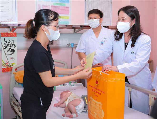 国家副主席武氏映春走访慰问中央儿童医院住院患儿 ảnh 1 国家副主席武氏映春走访慰问中央儿童医院住院患儿 ảnh 1