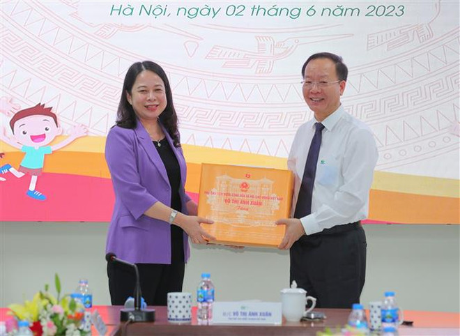 国家副主席武氏映春走访慰问中央儿童医院住院患儿 ảnh 2 国家副主席武氏映春走访慰问中央儿童医院住院患儿 ảnh 2