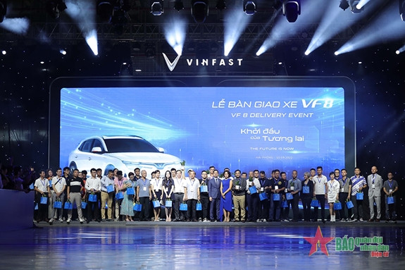 Vinfast首批100辆电动汽车VF8正式向客户交付 ảnh 1