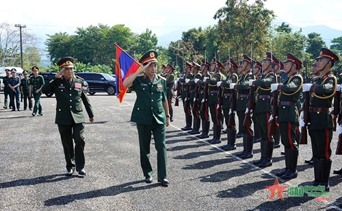 越南国防部长潘文江大将探访老挝人民军1步兵师 ảnh 1 越南国防部长潘文江大将探访老挝人民军1步兵师 ảnh 1