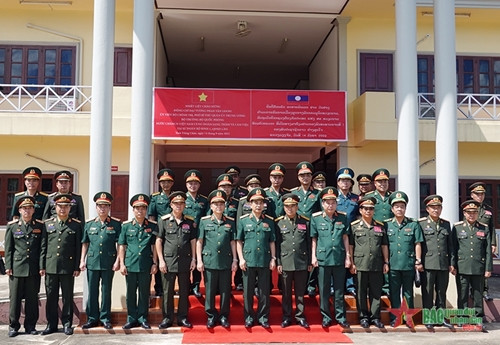 越南国防部长潘文江大将探访老挝人民军1步兵师 ảnh 2 越南国防部长潘文江大将探访老挝人民军1步兵师 ảnh 2
