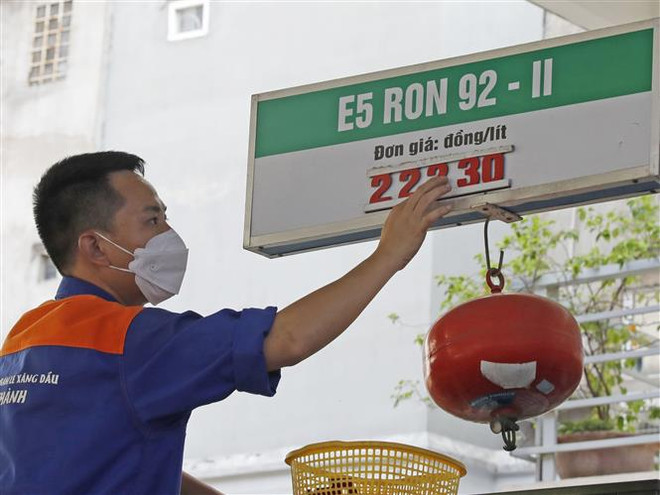 越南成品油价格继续下降 零售价每升下调逾1000越盾 ảnh 1 越南成品油价格继续下降 零售价每升下调逾1000越盾 ảnh 1
