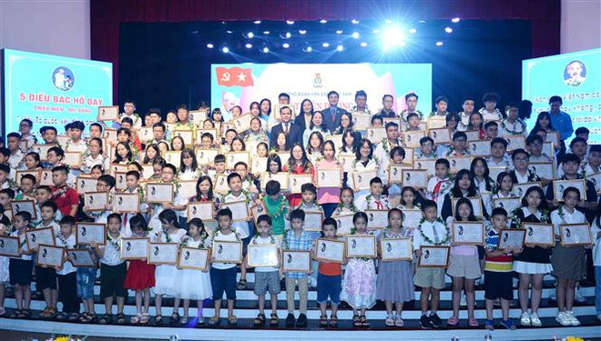 越南国家副主席武氏映春向成绩优异学生颁发奖状 ảnh 1 越南国家副主席武氏映春向成绩优异学生颁发奖状 ảnh 1