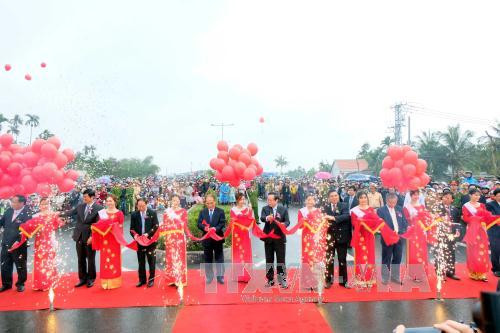 国会主席阮生雄出席广南省大门桥与沿海公路竣工通车仪式 ảnh 1