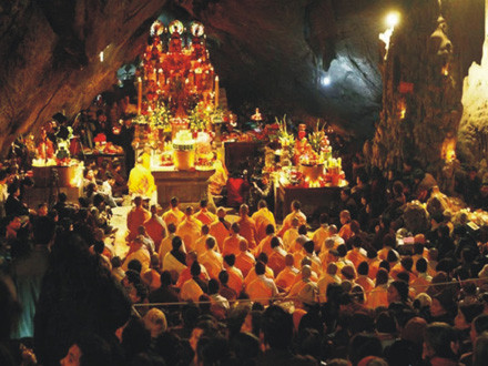 数万名游客参加香寺观世音菩萨圣诞法会 ảnh 1