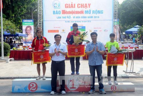 《新河内报》第43次和平跑步公开赛总决赛吸引1200人参加 ảnh 3 《新河内报》第43次和平跑步公开赛总决赛吸引1200人参加 ảnh 3