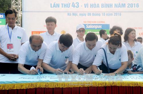 《新河内报》第43次和平跑步公开赛总决赛吸引1200人参加 ảnh 2 《新河内报》第43次和平跑步公开赛总决赛吸引1200人参加 ảnh 2