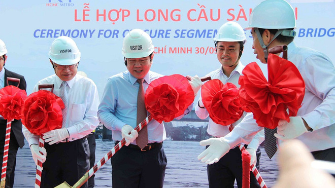 越南胡志明市：横跨西贡河的滨城-仙泉城铁一号线高架桥正式合龙 ảnh 1