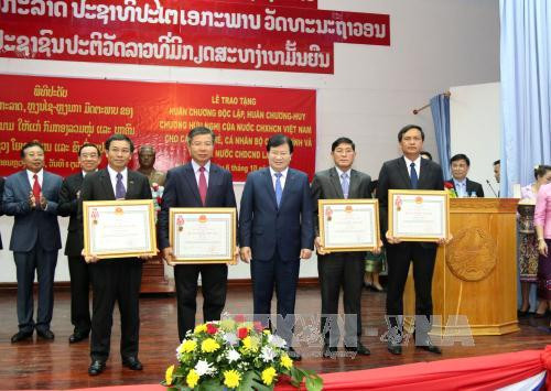 越南向老挝公共工程与运输部集体及个人授予独立和友谊勋章 ảnh 1 越南向老挝公共工程与运输部集体及个人授予独立和友谊勋章 ảnh 1