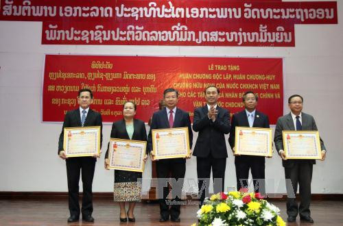 越南向老挝公共工程与运输部集体及个人授予独立和友谊勋章 ảnh 2 越南向老挝公共工程与运输部集体及个人授予独立和友谊勋章 ảnh 2