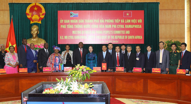 南非副总统西里尔•拉马福萨造访海防市 ảnh 1 南非副总统西里尔•拉马福萨造访海防市 ảnh 1