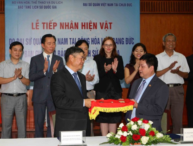 越南驻德国大使馆将18件古董送回祖国 ảnh 1 越南驻德国大使馆将18件古董送回祖国 ảnh 1