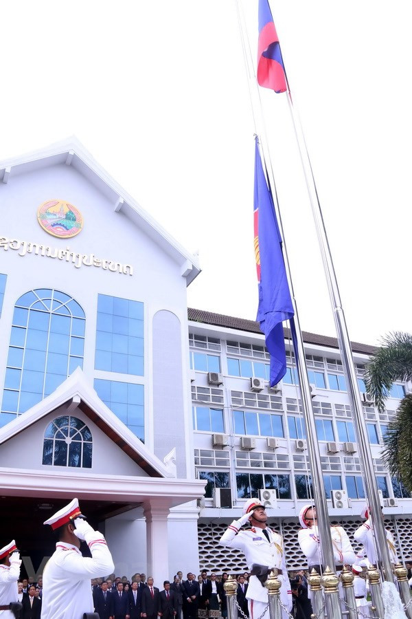 老挝隆重举行东盟旗升旗仪式庆祝东盟成立51周年 ảnh 2