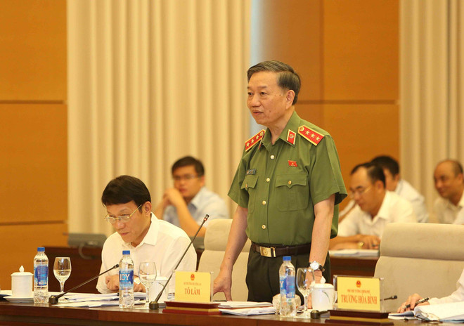 越南公安部长就公安人员违法行为、高利贷现象等问题答复国会代表质询 ảnh 1 越南公安部长就公安人员违法行为、高利贷现象等问题答复国会代表质询 ảnh 1