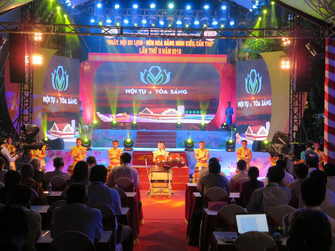 第二次“芹苴宁桥花灯之夜”旅游日活动开幕 ảnh 2 第二次“芹苴宁桥花灯之夜”旅游日活动开幕 ảnh 2