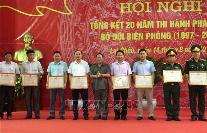 莱州省边防部队鼓励人民群众积极参加边境保卫和越中陆地边界线勘界立碑工作 ảnh 2 莱州省边防部队鼓励人民群众积极参加边境保卫和越中陆地边界线勘界立碑工作 ảnh 2