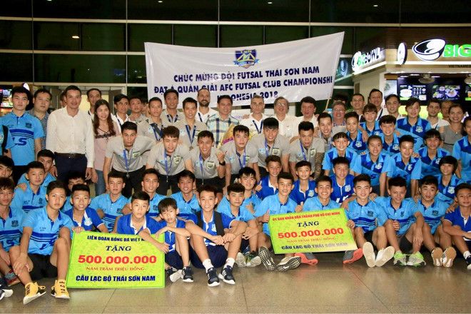 越南泰山南在AFC Futsal俱乐部锦标赛夺季军回国受到热烈欢迎 ảnh 1 越南泰山南在AFC Futsal俱乐部锦标赛夺季军回国受到热烈欢迎 ảnh 1
