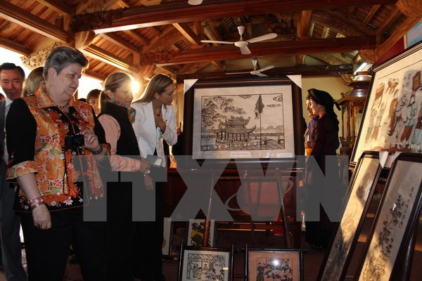 越南政府副总理兼外长范平明夫人会见各国驻华大使夫人代表团 ảnh 1