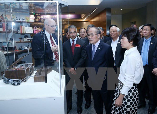 越南国会主席阮生雄探访美国国家档案馆 ảnh 1 越南国会主席阮生雄探访美国国家档案馆 ảnh 1