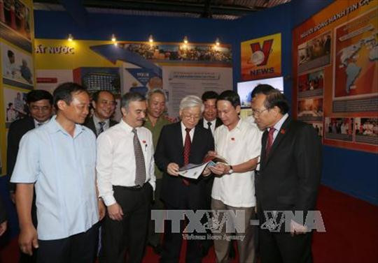 阮富仲总书记向胡志明主席敬香 参观2015年经济社会成就展 ảnh 2 阮富仲总书记向胡志明主席敬香 参观2015年经济社会成就展 ảnh 2