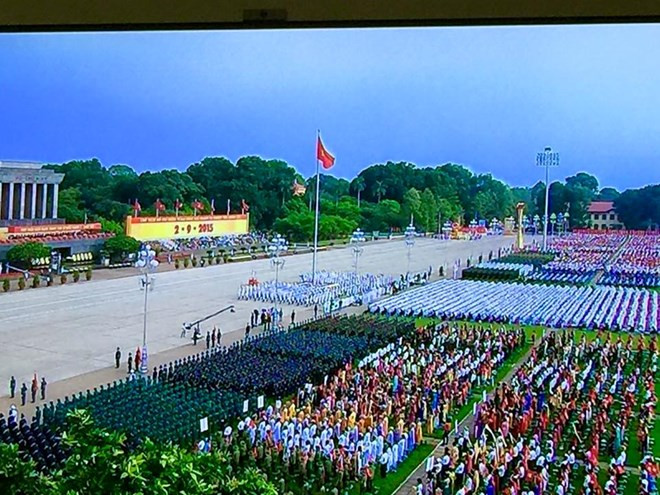 庆祝九·二国庆70周年的盛大阅兵和游行活动在巴亭广场举行 ảnh 1 庆祝九·二国庆70周年的盛大阅兵和游行活动在巴亭广场举行 ảnh 1