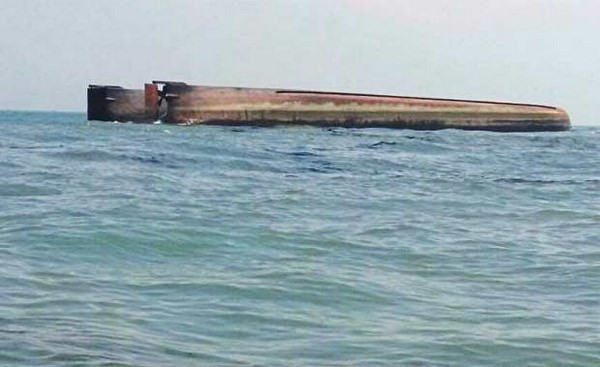 一艘载有100人的船只在马来西亚海域倾覆 ảnh 1