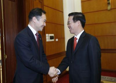 越共中央宣教部部长武文赏会见日本自由民主党青年局局长铃木浅野 ảnh 1
