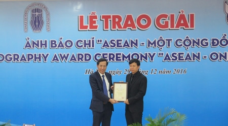 题为“东盟:一个共同体”的2016年新闻摄影大赛颁奖仪式 ảnh 1 题为“东盟:一个共同体”的2016年新闻摄影大赛颁奖仪式 ảnh 1