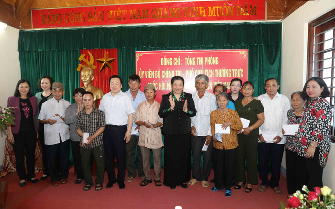 国会常务副主席丛氏放向乂安省战争时期有功人员送慰问品 ảnh 1 国会常务副主席丛氏放向乂安省战争时期有功人员送慰问品 ảnh 1